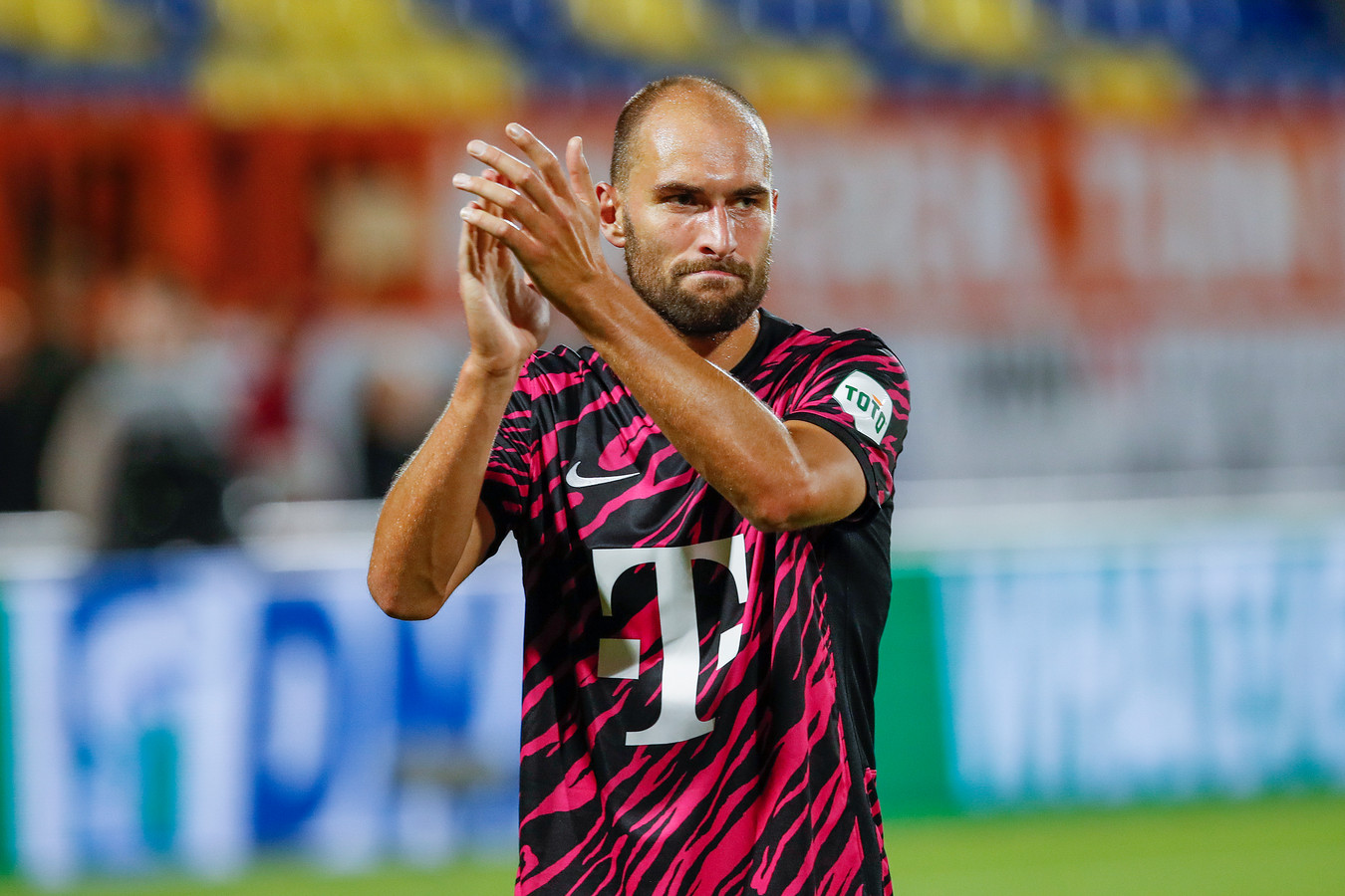 Bas Dost zet traditie voort en scoort wéér bij zijn debuut ‘Prachtig, ik neem geen genoegen met