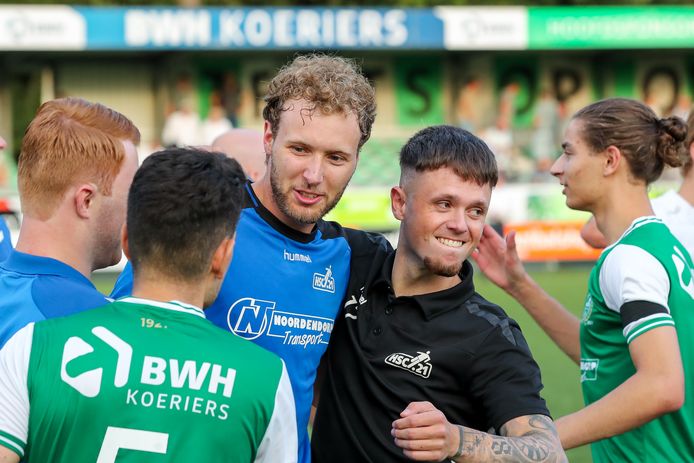Yannik de Vries (zwarte shirt) na de winst in de beker van HSC’21 tegen Excelsior’31. Hij was toen zelf nog geblesseerd.