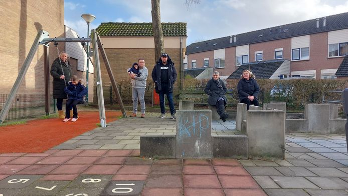 Lekoordbewoners Chantal Overbeek, Kayliana (5), Hans Wilkes met kleinzoon Jax, Renaldo de Gier, Wietje Daams en Trudy Wilkes in de speeltuin in hun straat.