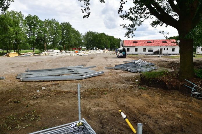 De oude opstallen op het voormalige terrein van V&S aan de Rijksweg Noord worden reeds ontmanteld.