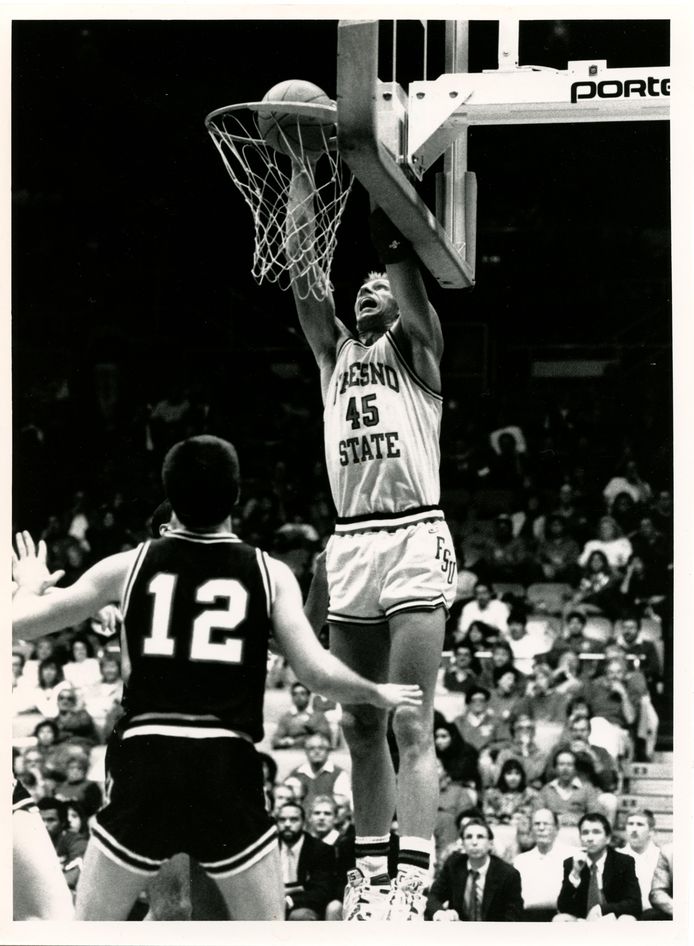 René Ebeltjes dunkt namens Fresno State in een wedstrijd in 1988.