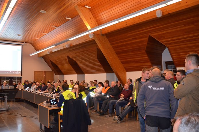 De leden van Centrumlijst en heel wat bewoners van de bewuste straten uiten op de gemeenteraad - al dan niet in fluohesje - hun ongenoegen over het proefproject in Kerksken.