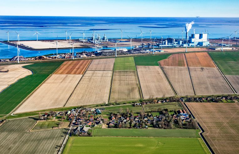 De Eemshaven speelt een grote rol in de energievoorziening van Nederland. Er staan niet alleen windmolens en elektriciteitscentrales:hier komt ook de onderzeese hoogspanningskabel aan land vanuit Noorwegen. Beeld Raymond Rutting / de Volkskrant