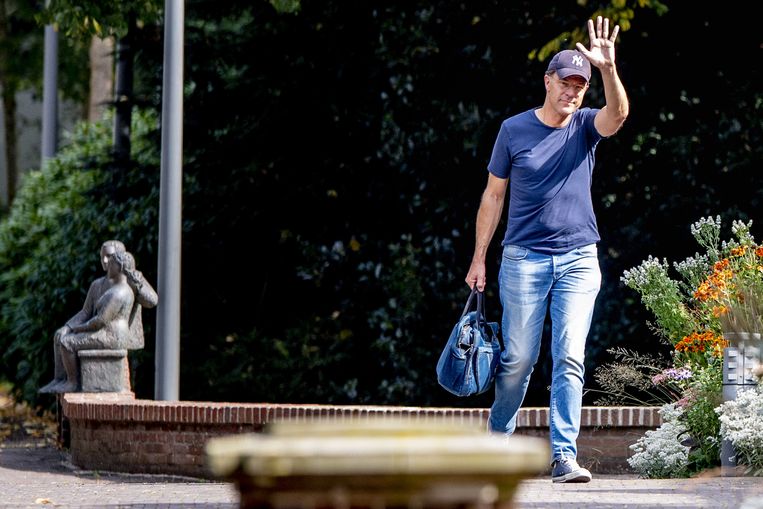 Premier Mark Rutte bij zijn aankomst zondag voor het Catshuisberaad over de coronamaatregelen. Beeld ANP
