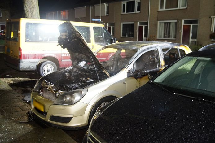 Een auto is donderdagnacht zwaar beschadigd geraakt bij een brand in de Mendelsohnstraat in Drunen.