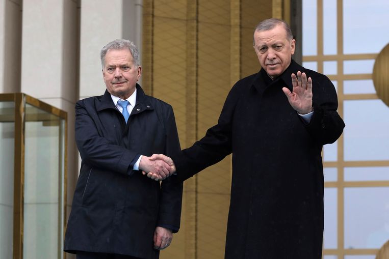 De Turkse  president Recep Tayyip Erdogan ontvangt de Finse premier Sauli Niinistö op 17 maart.  Beeld AP