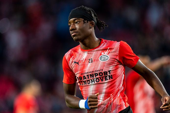 Noni Madueke blijft nog een jaar langer bij PSV.