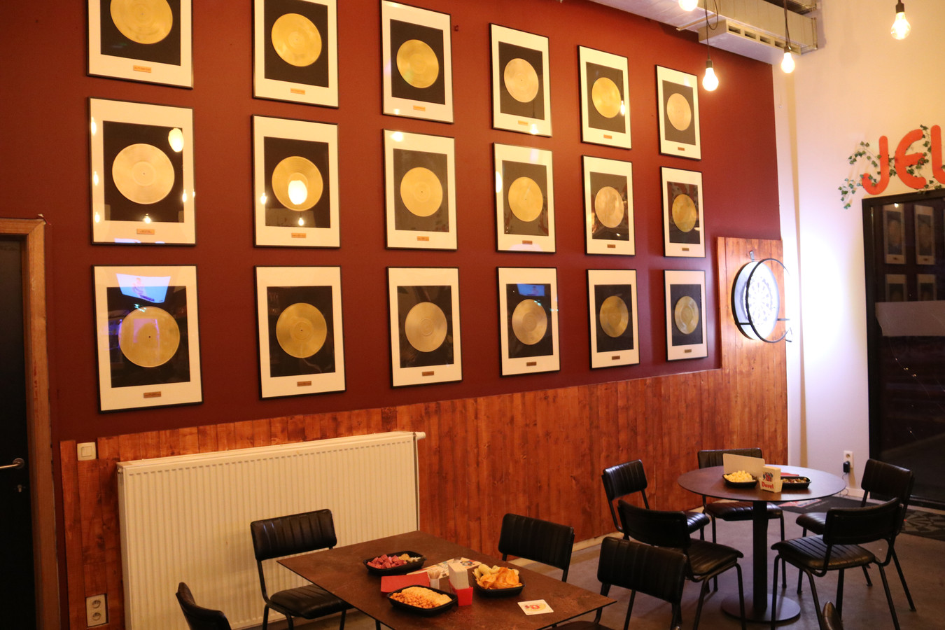 Vrijwilligers geven jeugdhuis Klokhuis na acht jaar nieuwe en frisse