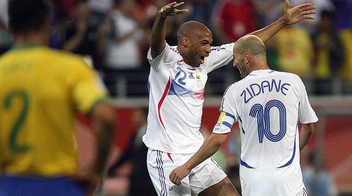 Thierry Henry viert met Zinedine Zidane. Ze hebben zonet het Brazilië van Ronaldo en Ronaldinho uitgeschakeld op het WK van 2006.