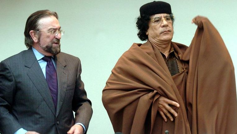 Herman De Croo in 2004 met de Libische leider Mouamar Kadhafi in Brussel. Beeld BELGA