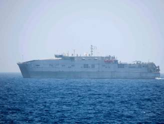 Opnieuw dobbert boot met geredde migranten rond op zee: Amerikaans marineschip wacht al twee dagen op instructies