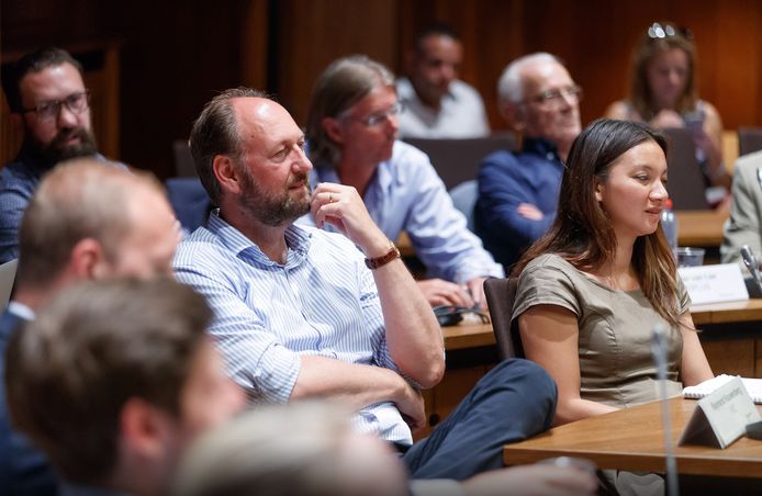 Boi Boi Huong (rechts) tijdens een vergadering van de Bredase gemeenteraad.