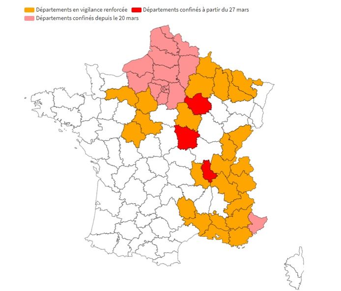 Kaart met departementen in lockdown (rood = van kracht sinds 27 maart, roze = van kracht sinds 20 maart) en onder verscherpt toezicht (oranje).