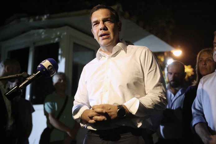 Premier Tsipras spreekt de media toe vanaf het commandocentrum in Athene.