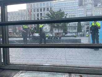 Verdachte (38) met wapen op zak gearresteerd na schietpartij aan Centraal Station Antwerpen: politie sluit Astridplein af