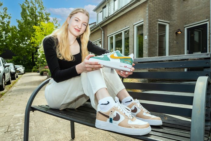 Gepimpte sneakers van Sara gaan hele wereld over maar ze werkt nog steeds bij de Jumbo Instagram Groene Hart AD