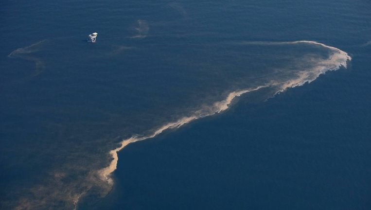 Een klein platform in de Golf van Mexico omgeven door de olievervuiling uit de lekkende boorput. Foto EPA Beeld 