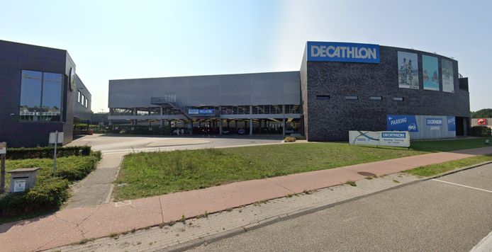 drugsdealer-met-vier-zakken-cannabis-betrapt-op-parking-decathlon