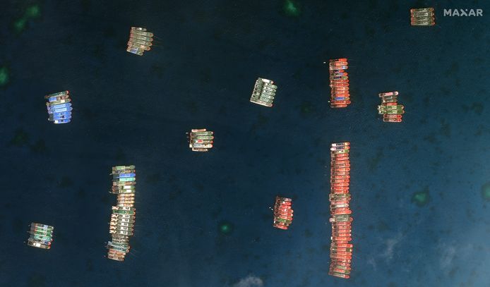 Satellietbeelden tonen de Chinese schepen bij het Whitsun-rif, binnen de exclusieve economische zone van de Filipijnen.