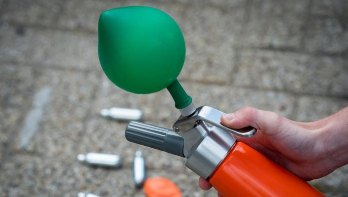 Naast de man in de auto vond de politie een cilinder met lachgas.