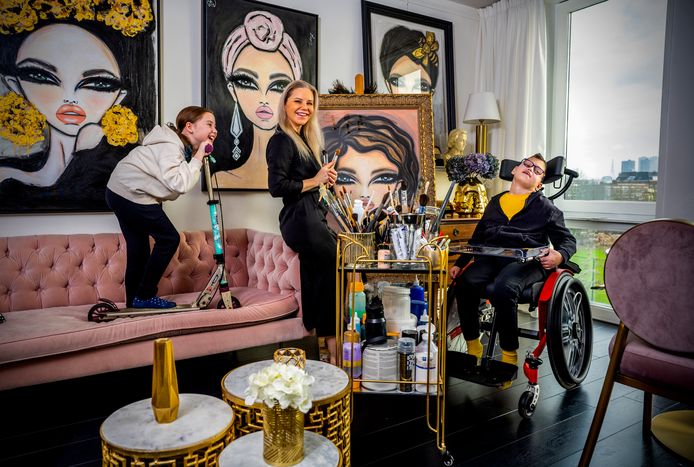 Wendy is succesvol kunstenares en alleenstaande moeder van gehandicapte ...