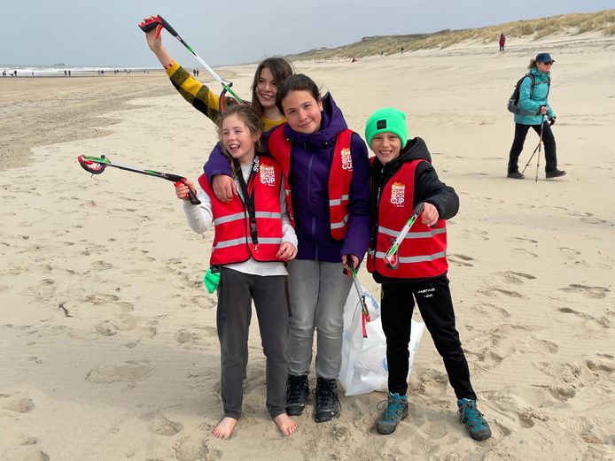 Deze kinderen vonden het leuk om afval te gaan zoeken in de duinen van Bredene