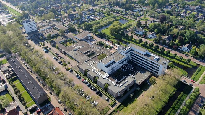 Het ziekenhuisterrein in Waalwijk vanuit de lucht.