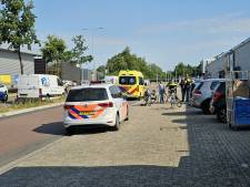 Fietsers gaan onderuit nadat sturen in elkaar komen: een persoon naar het ziekenhuis