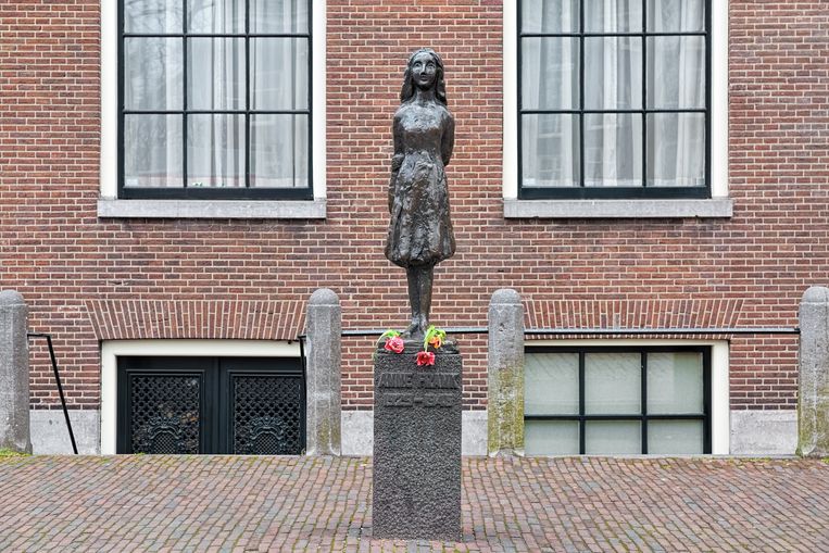 Een standbeeld van Anne Frank in Amsterdam. Beeld Shutterstock