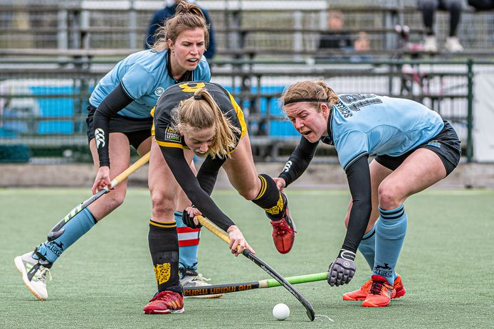 HGC’ers Lisa Harteveld (links) en Karlijn Scheepens laten Teuntje de Wit lopen.