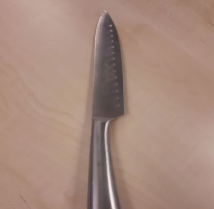 Het vleesmes zat in de broekspijp van de verdachte.