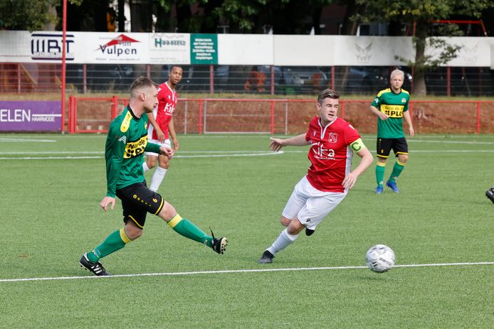 Alverna (rood shirt), hier op archieffoto, blijft koploper in de vierde klasse A.