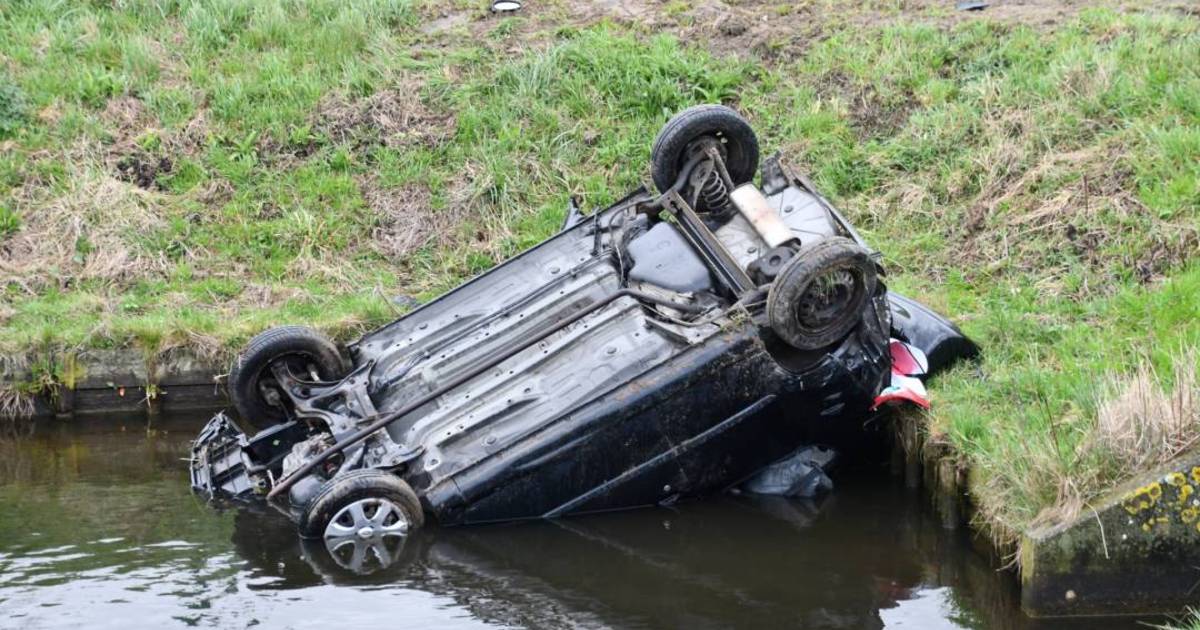 Auto belandt in watergang na ongeval in Hulst.