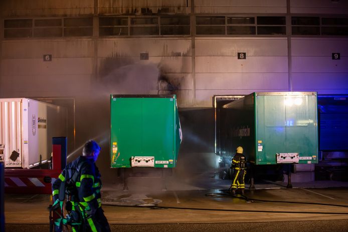Brandweermannen proberen erger te voorkomen.