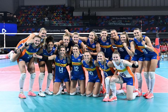 Giocatori di pallavolo olandesi dopo la vittoria sulla Svizzera.