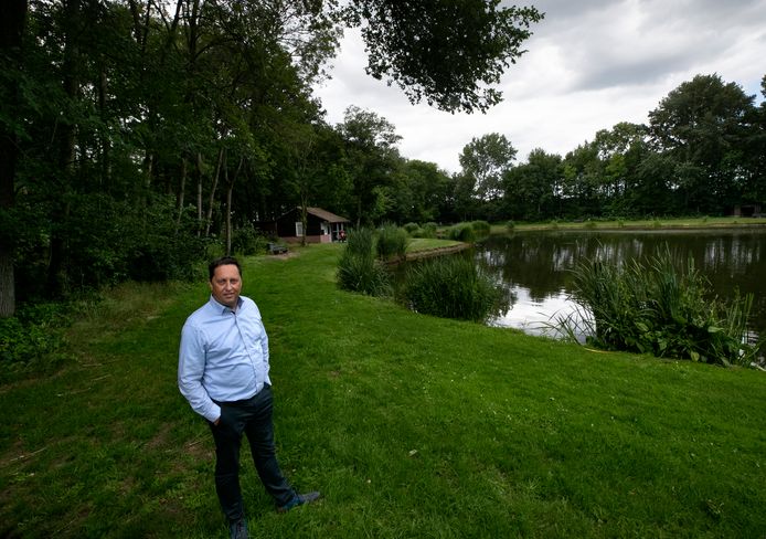 Wilbert van Beek, voorzitter van hengelsportvereniging Ons Vermaak, bij één van de twee visvijvers die steeds bijna droog komen te vallen.