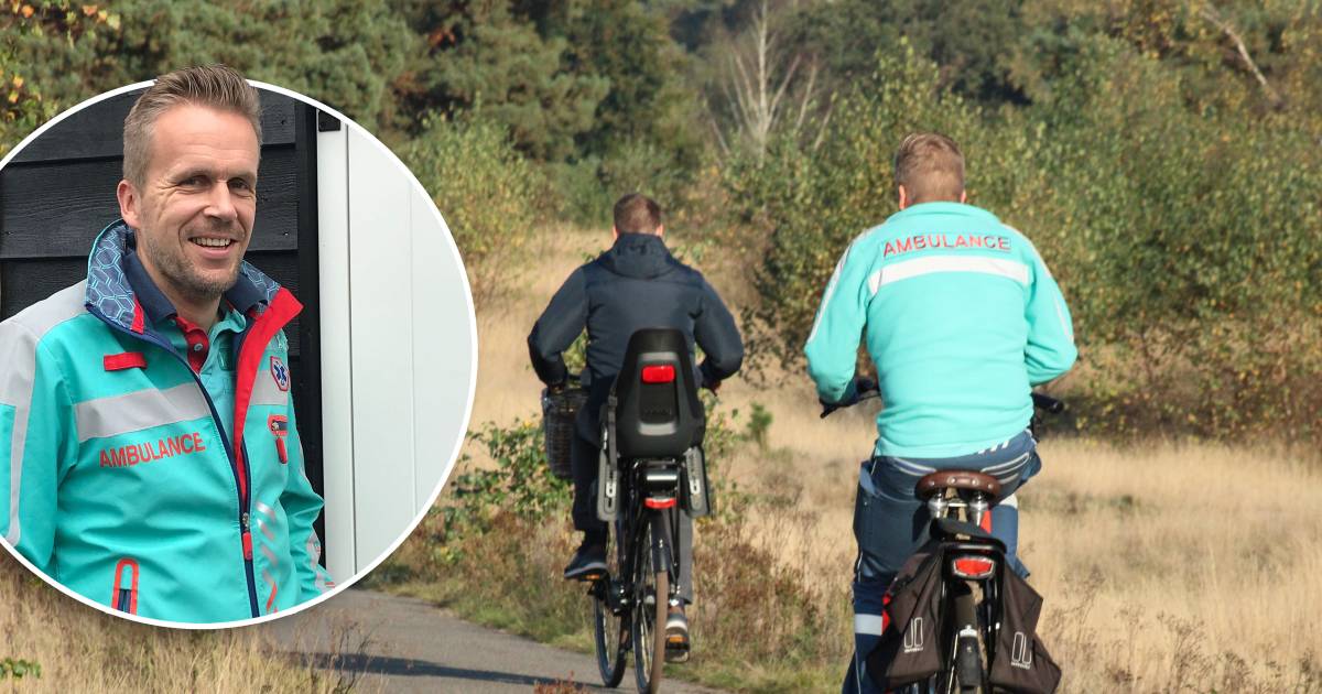 Ambulancebroeder Hessel op de fiets naar ongeval in Harderwijk, want de ambulance staat vast in het zand