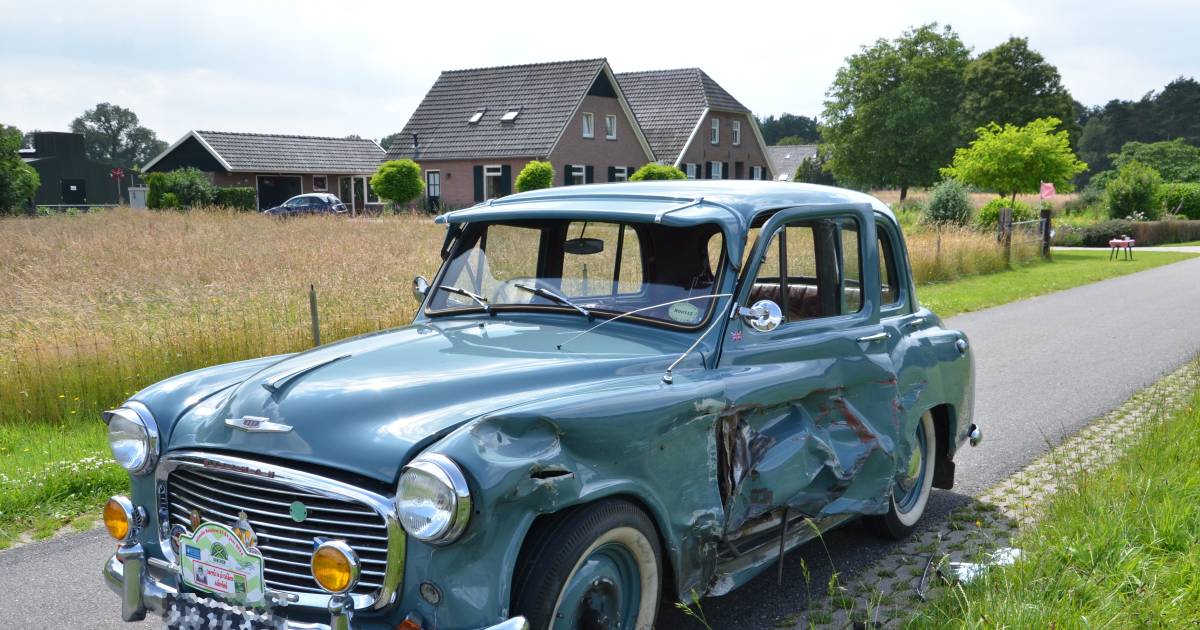Autorally grondig verpest: oldtimer uit 1954 in de kreukels na aanrijding in Warnsveld