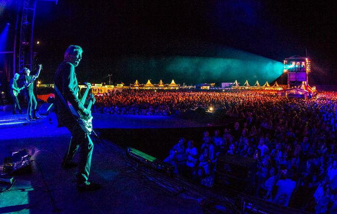 De Golden Earring rockt op het strand van Scheveningen tijdens Live on the Beach.