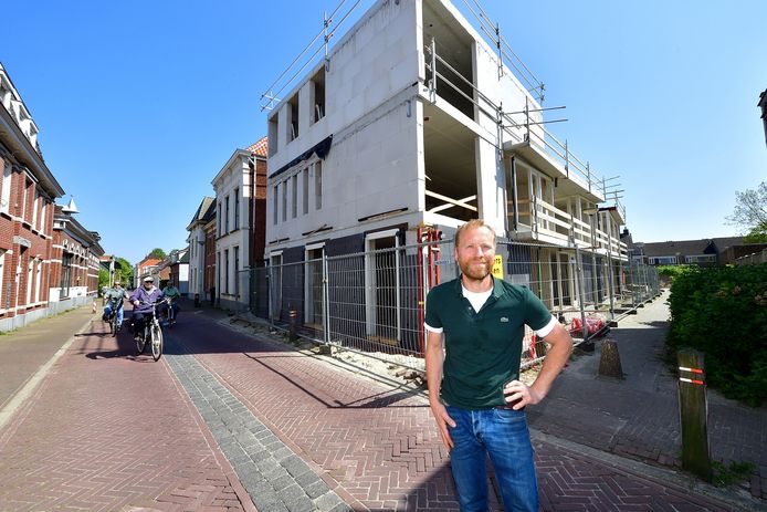 Pepijn van den Boom van MarQant Bouw, bij een appartementencomplex in aanbouw. Dat had er al een halfjaar moeten staan, maar de bouw wordt getraineerd door rechtszaken.