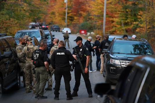 Politie in het plaatsje Bowdoin, Maine, in de buurt van het laatste bekende adres van hoofdverdachte van de schietpartijen Robert Card.