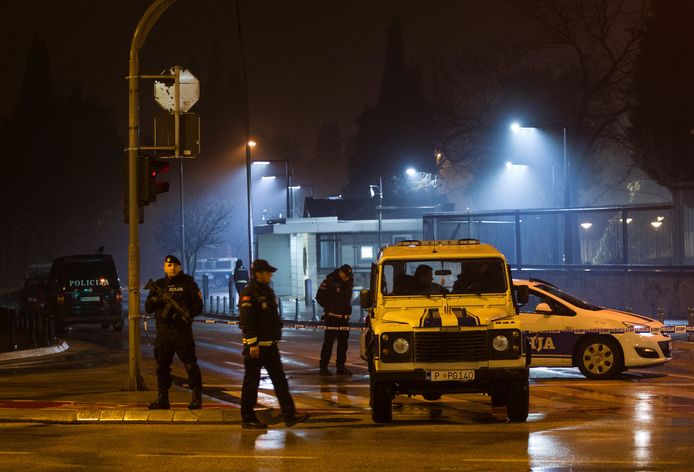 Politie bewaakt de ingang van de Amerikaanse ambassade in Podgorica.