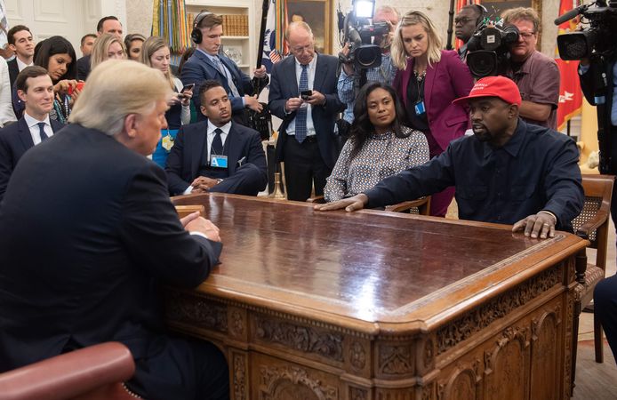 Kanye West (met rode petje) op bezoek bij oud-president Trump.