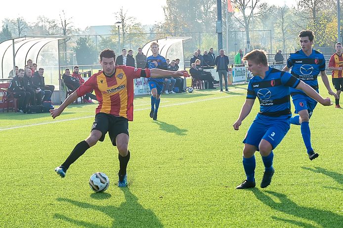 Dave Wils zet de bal voor namens Dosko tegen Olympia.