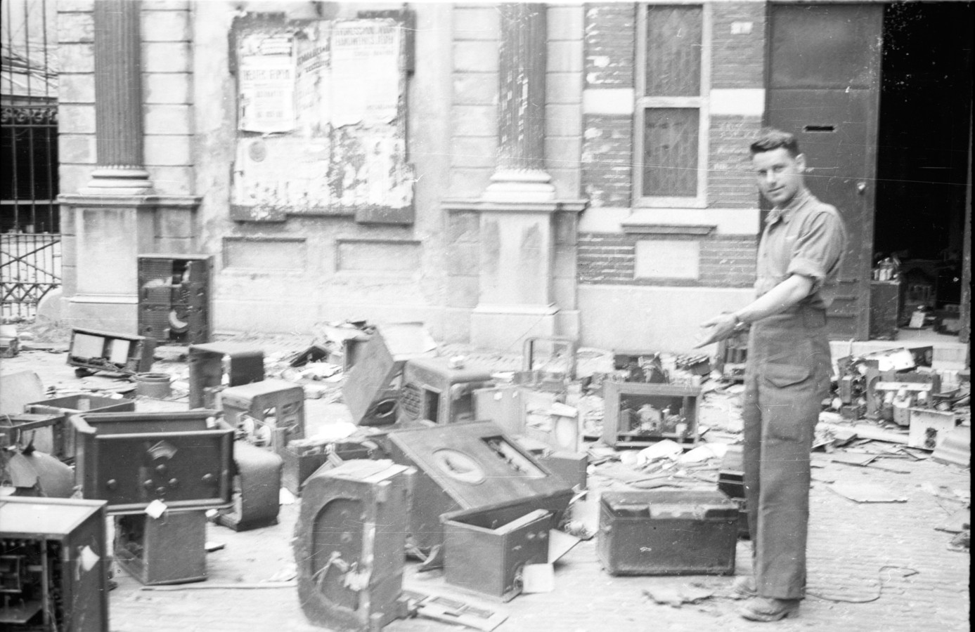 Een foto van kort na de oorlog toont de Joodse Godsdienstschool aan de Kippenmarkt, met door de Duitsers gevorderde radio's op straat. Een geallieerde militair wijst naar de plek