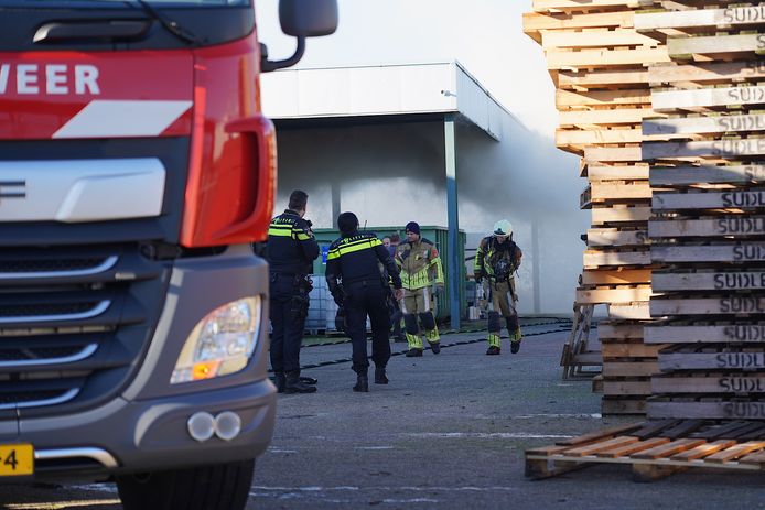 Brandweerlieden en politieagenten aan het werk in Rijen.