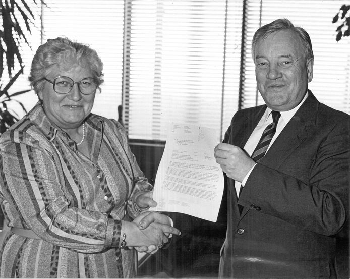 Wethouder Hannie van Leeuwen ontvangt van staatssecretaris J.P. van der Reijden de toestemming voor de bouw van het ziekenhuis.