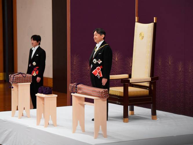 Japanse keizer Naruhito bestijgt de troon