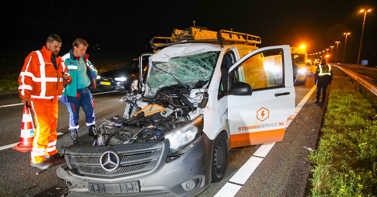 Bestuurder van busje kan zelf uit wrak klimmen na botsing achterop vrachtwagen bij Apeldoorn.