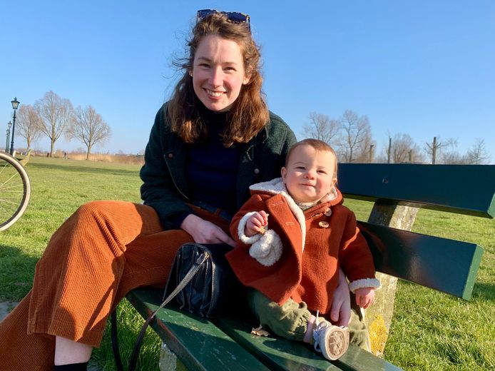 Liesbeth Havenaar (27) met dochter Janne (1) in Nieuwpoort.